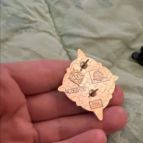 Disney world/ Disneyland club 33 pin - Picture 2 of 2